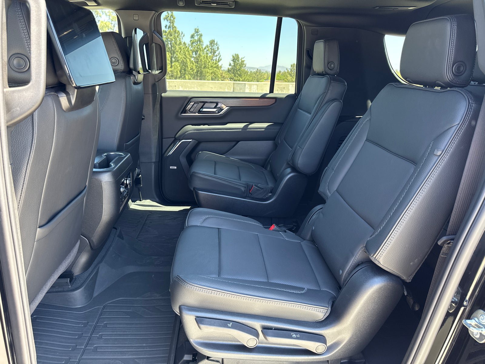 Used 2026 GMC Yukon XL Denali w/ Denali Reserve Package AWD/4WD image 31
