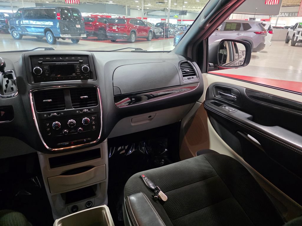 Used 2016 Dodge Grand Caravan SE FWD image 15
