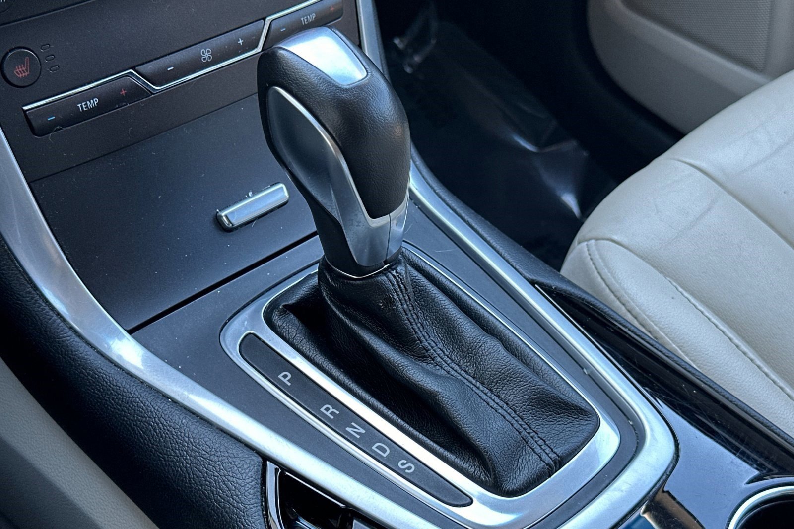 Used 2018 Ford Edge Titanium image 16