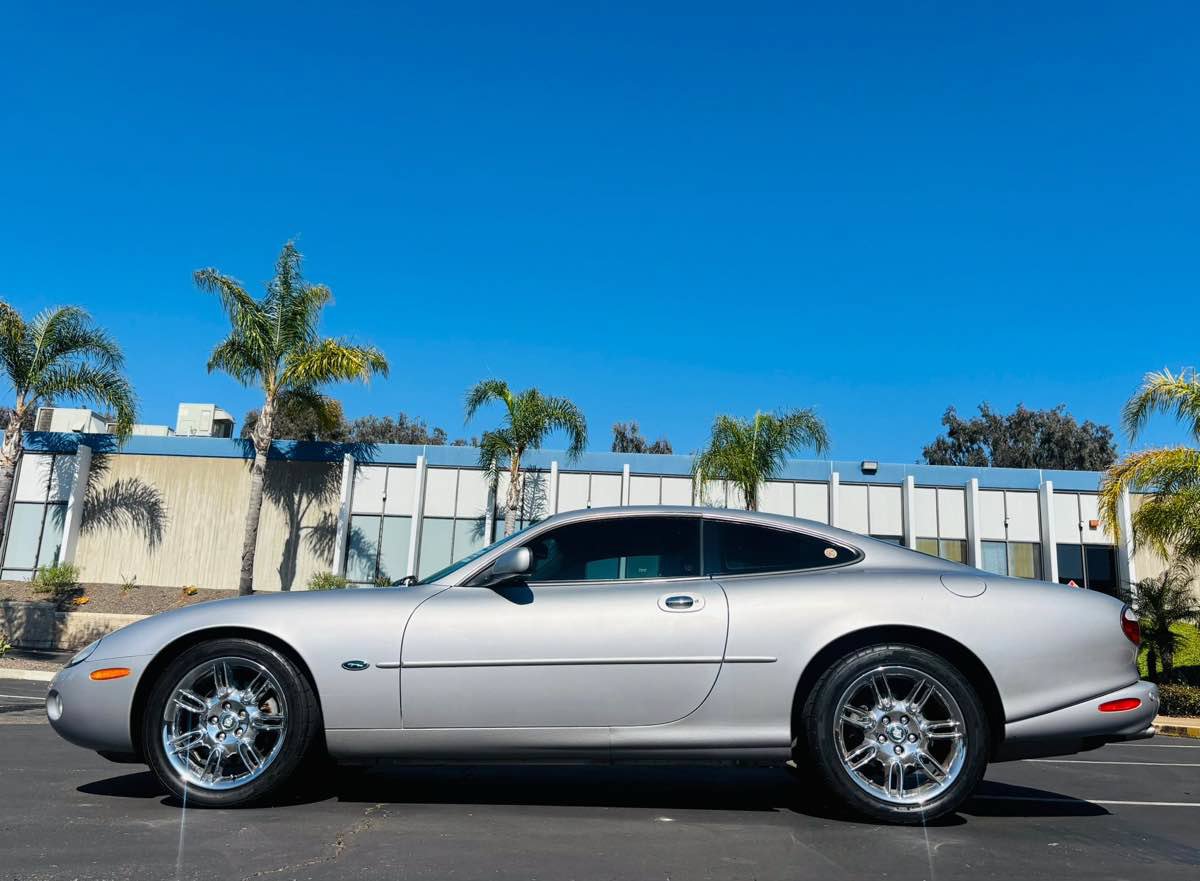 Used 2001 Jaguar XK8 Coupe RWD image 2