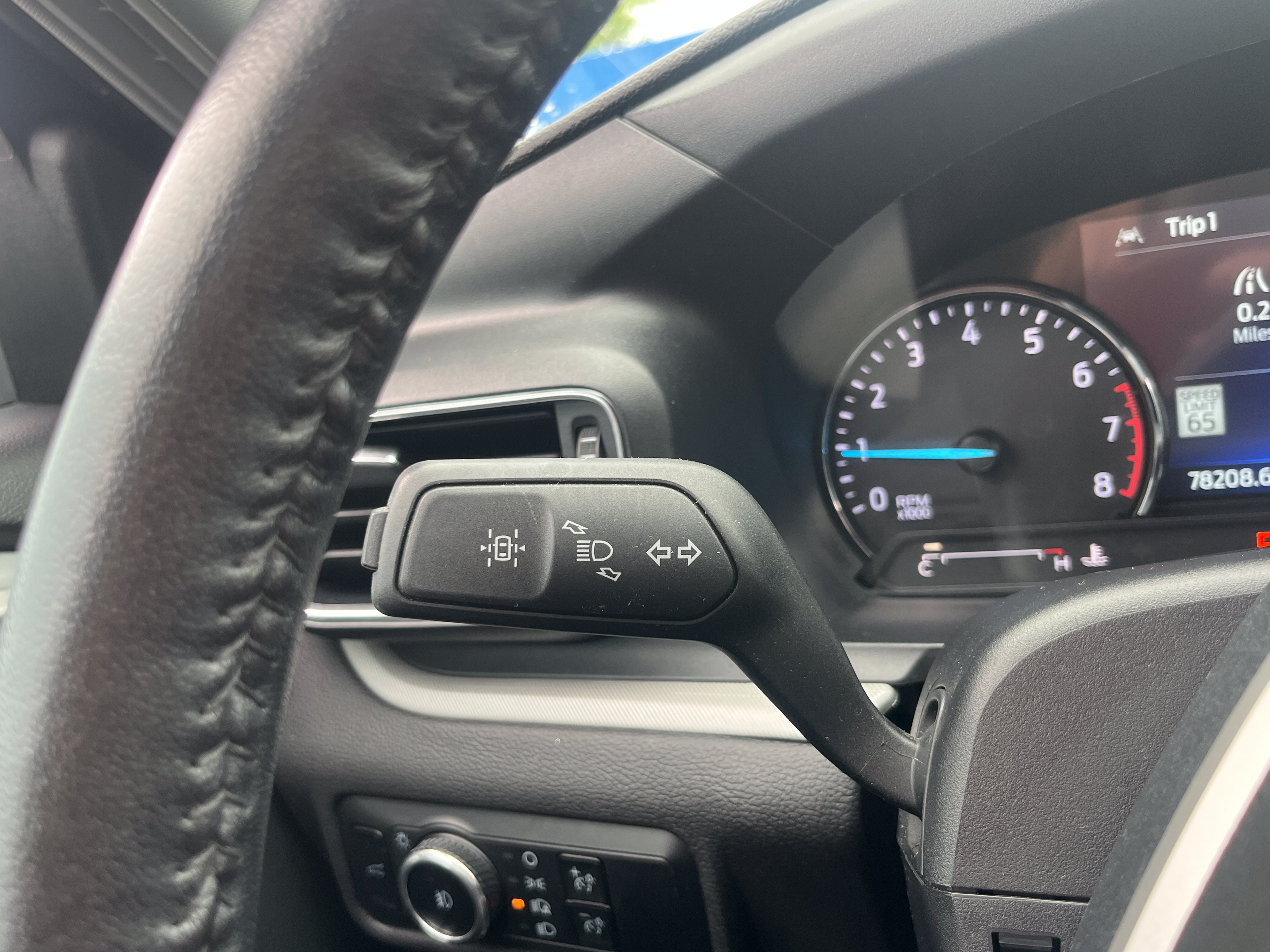 Used 2023 Ford Explorer XLT w/ Equipment Group 202A RWD image 21