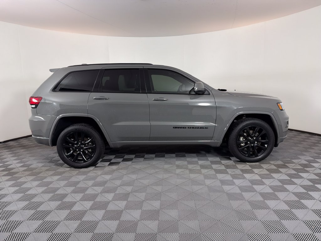 Used 2021 Jeep Grand Cherokee Laredo X AWD/4WD image 2