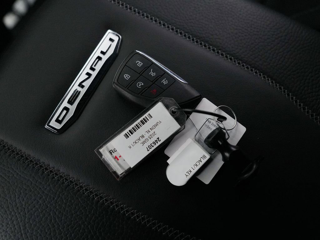 Used 2025 GMC Yukon XL Denali AWD/4WD image 27