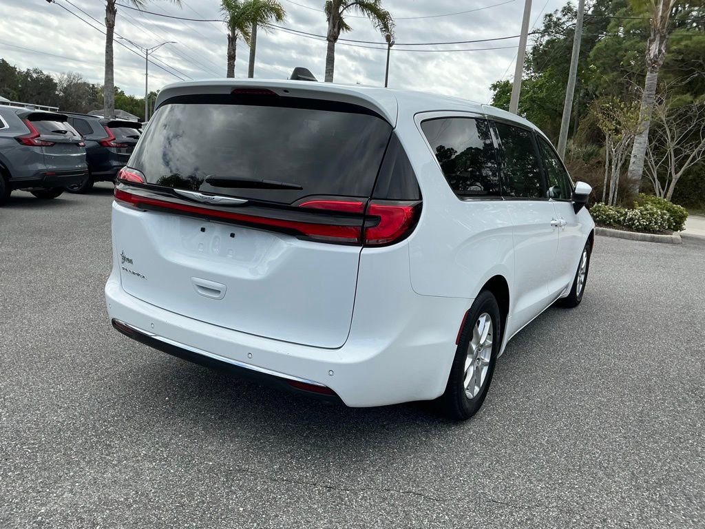 Used 2023 Chrysler Pacifica Touring-L image 5