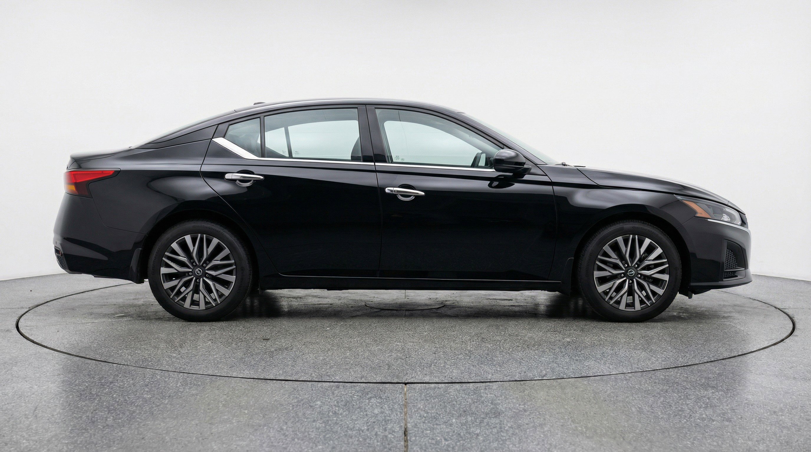 Used 2025 Nissan Altima 2.5 SV image 11