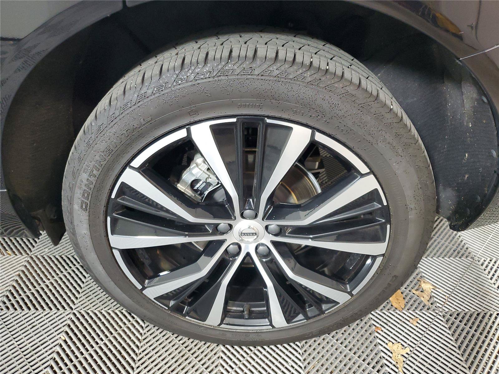 Certified 2025 Volvo XC60 B5 Ultra AWD/4WD image 11