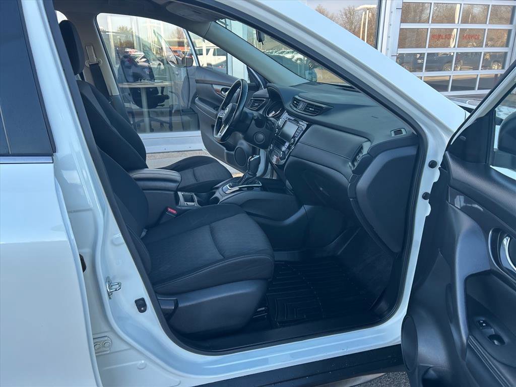Used 2018 Nissan Rogue SV image 15