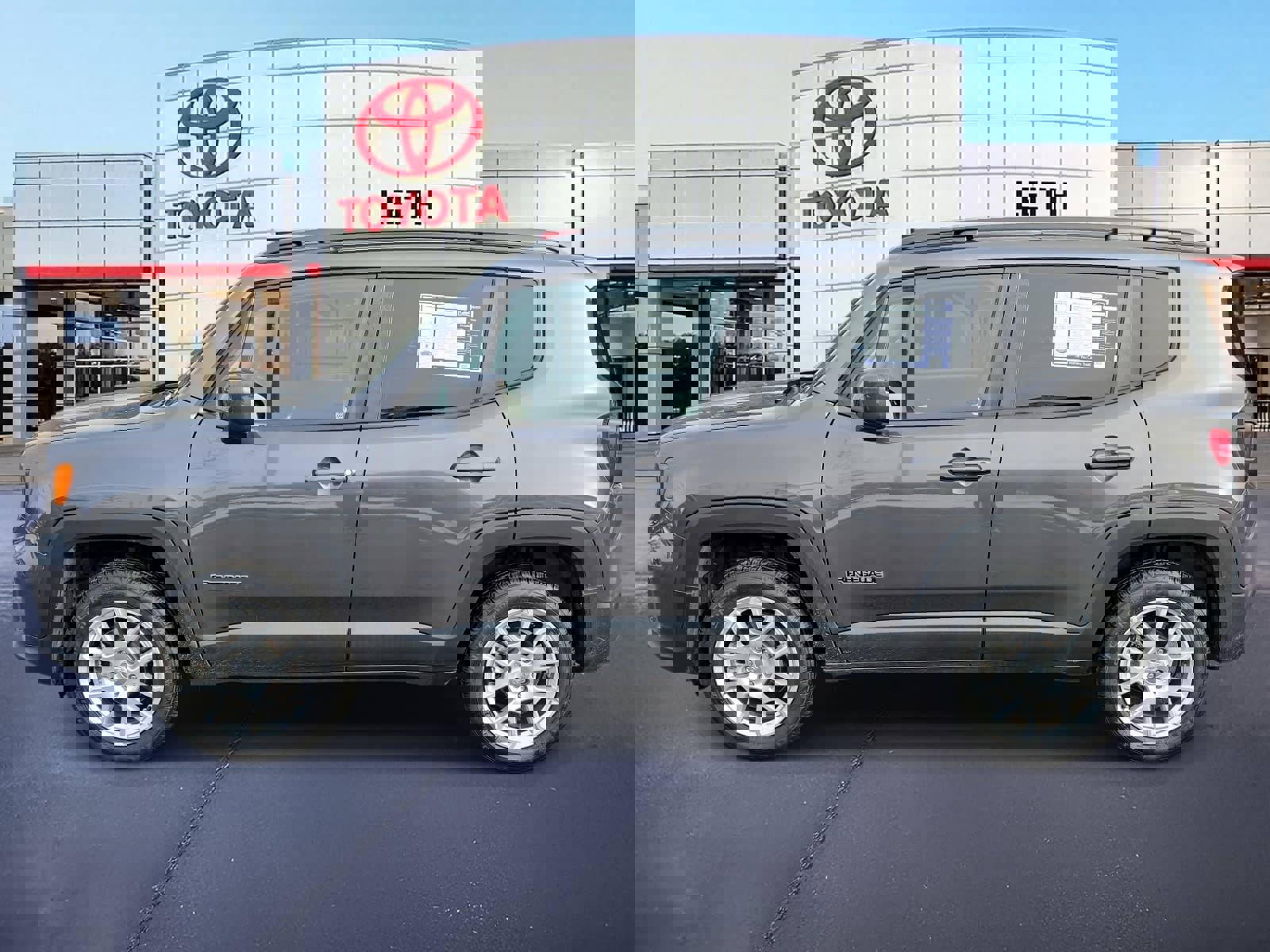 Used 2020 Jeep Renegade Latitude w/ Popular Equipment Group image 8