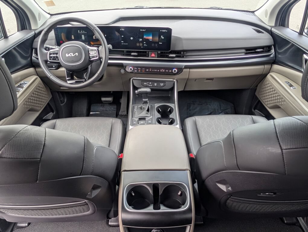 Certified 2025 Kia Carnival FWD image 9
