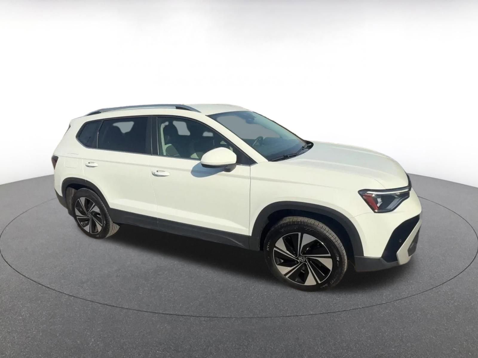 Used 2025 Volkswagen Taos SE AWD/4WD image 2