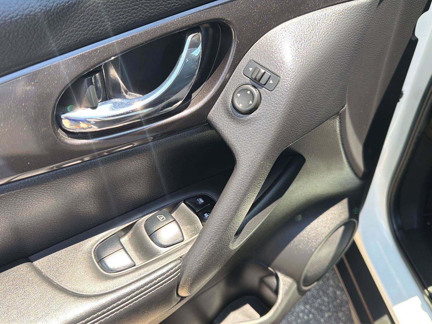 Used 2020 Nissan Rogue SV FWD image 12