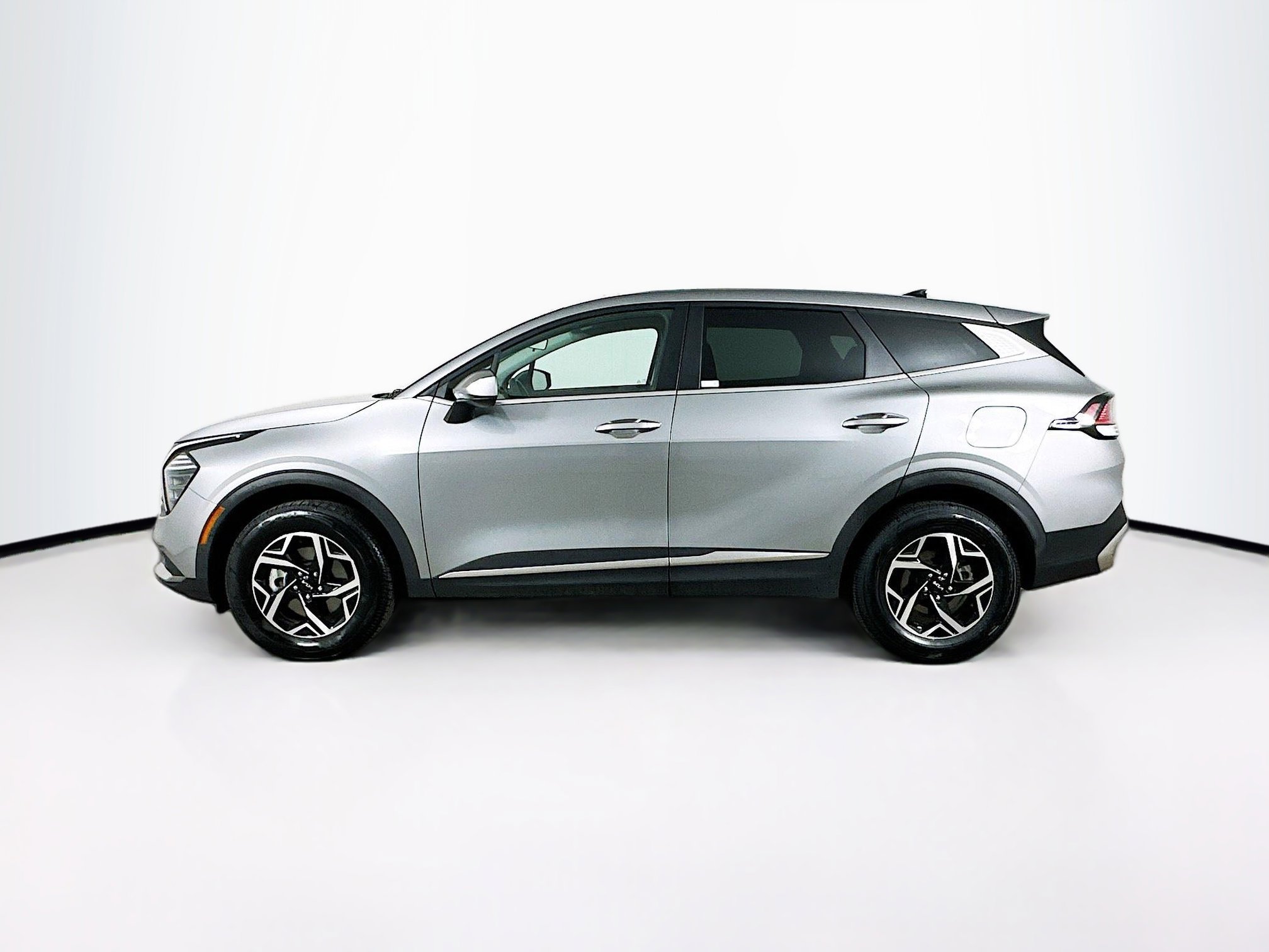 Used 2025 Kia Sportage LX image 4