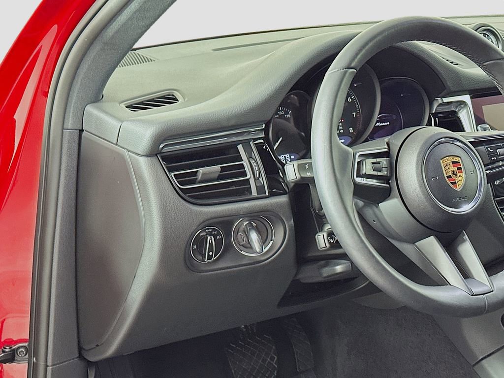 Certified 2025 Porsche Macan image 11