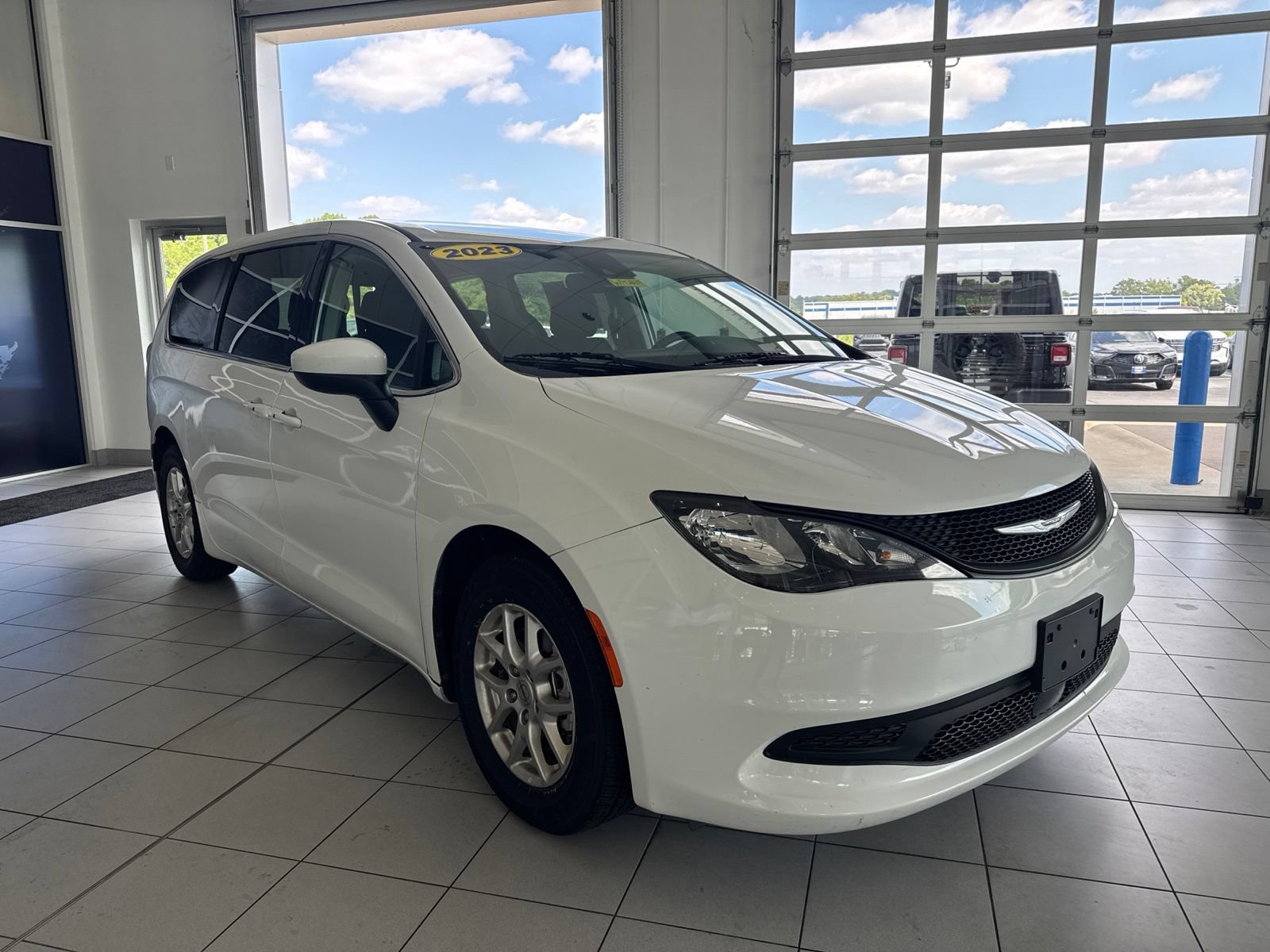 Used 2023 Chrysler Voyager LX FWD image 3