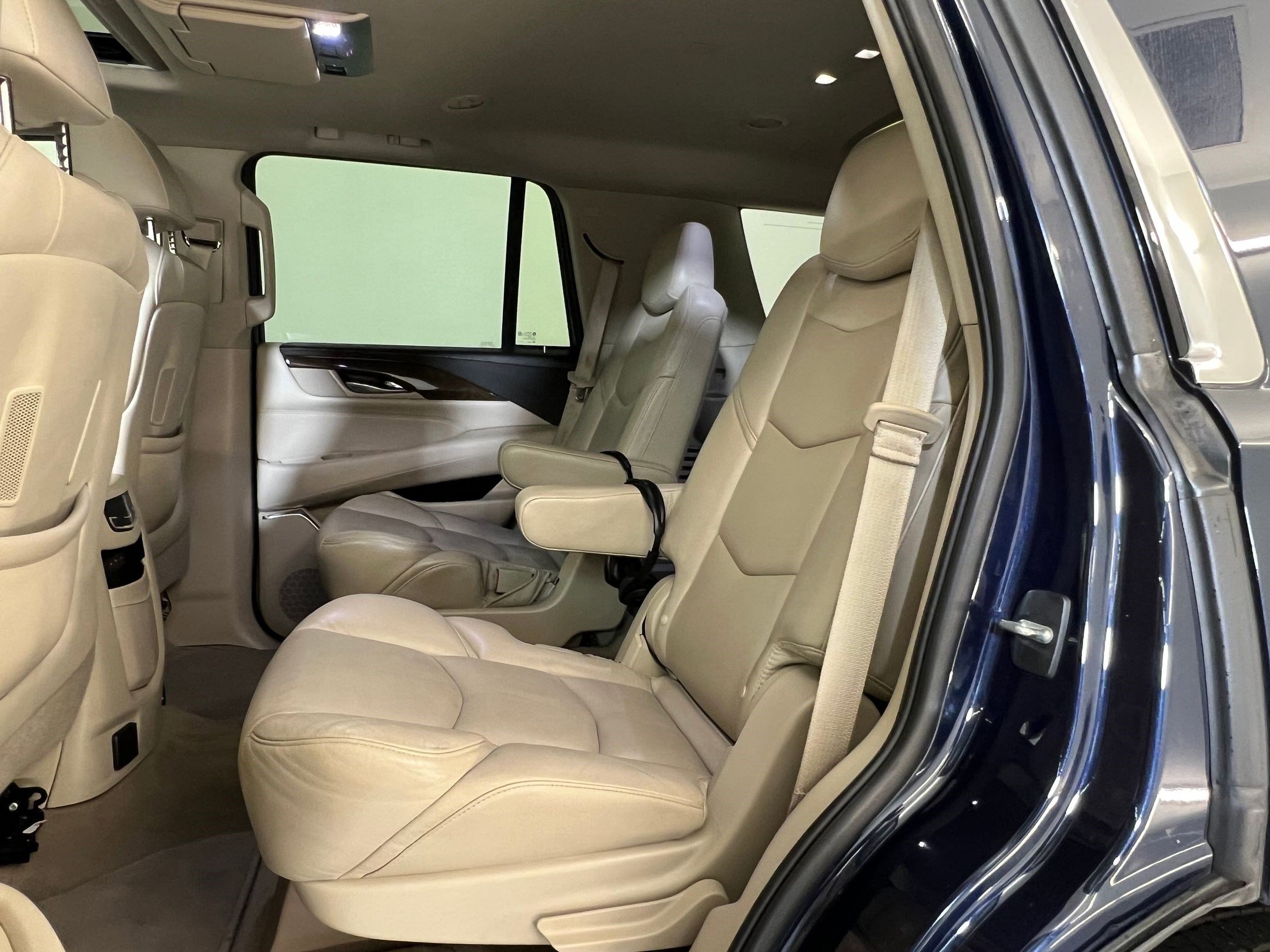 Used 2018 Cadillac Escalade Premium Luxury image 13