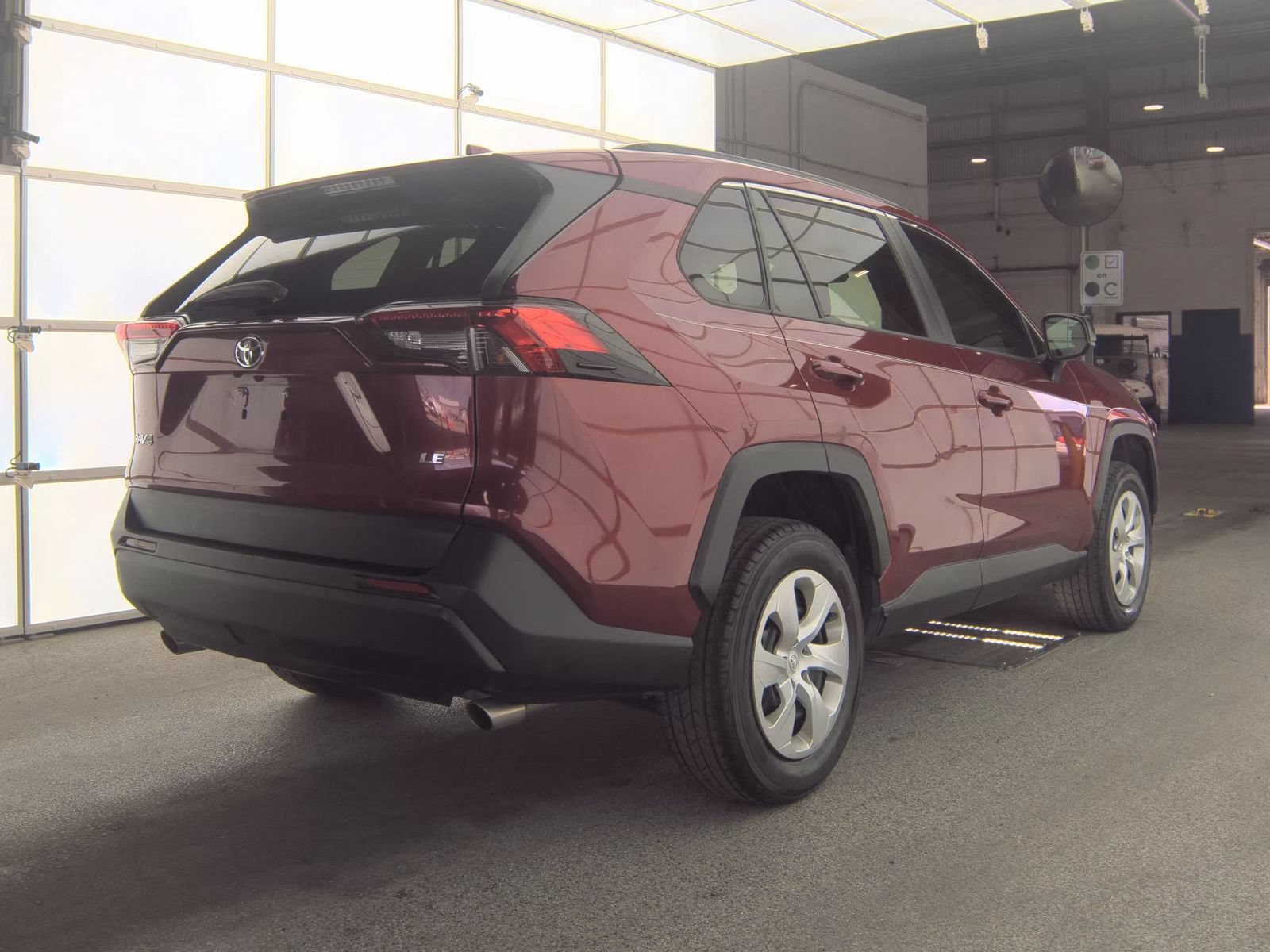 Used 2019 Toyota RAV4 LE FWD image 6