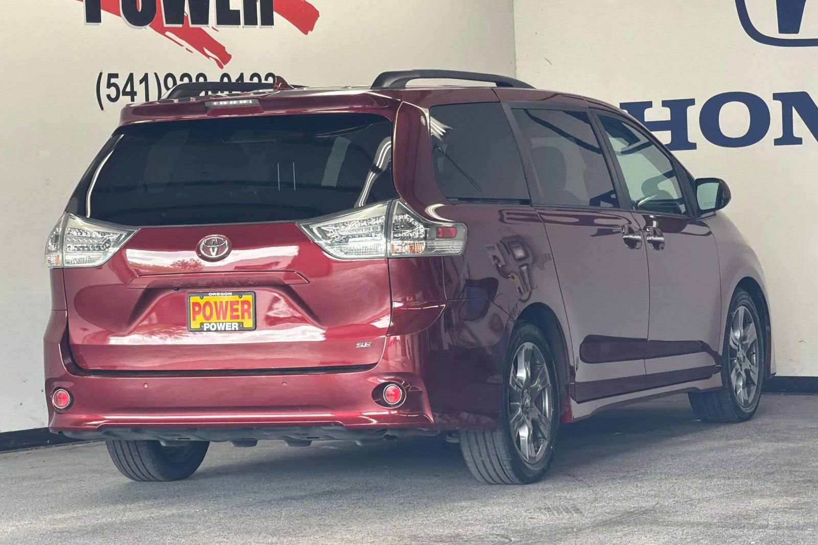 Used 2019 Toyota Sienna SE w/ SE Preferred Package FWD image 3