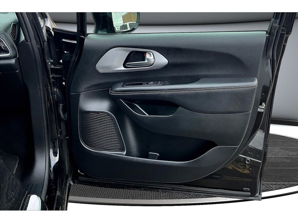 Used 2025 Chrysler Pacifica Limited image 21