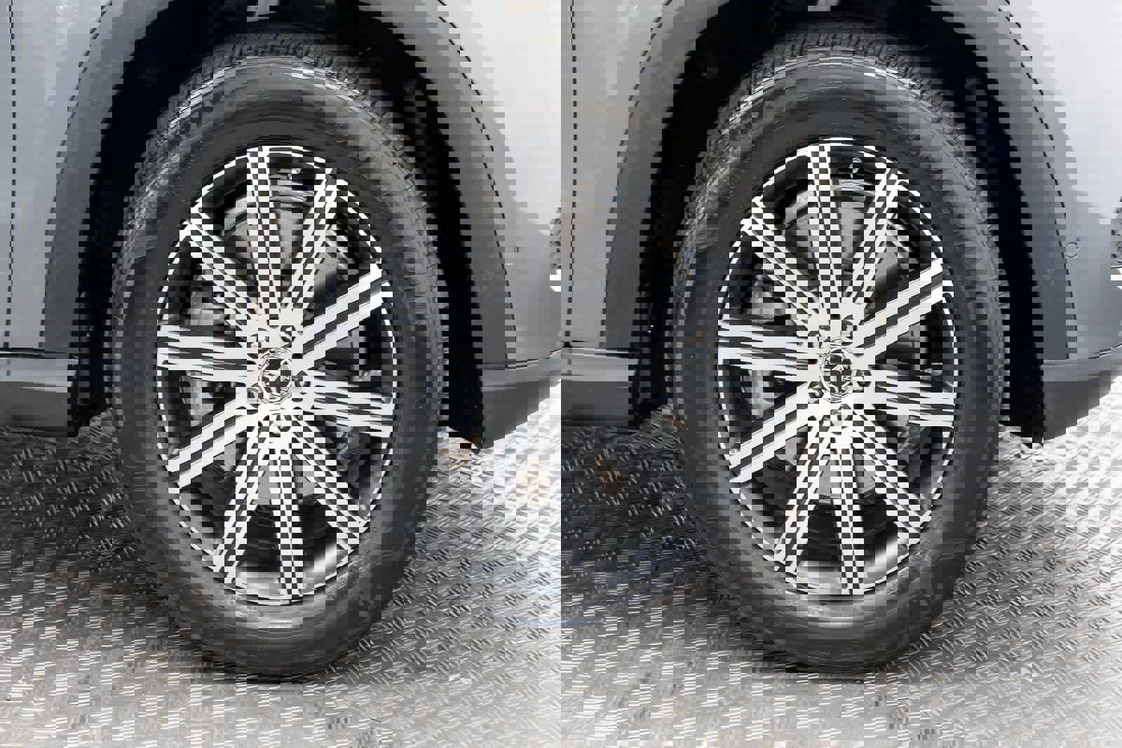 Used 2025 Mercedes-Benz GLE 450e 4MATIC w/ Driver Assistance Package image 50