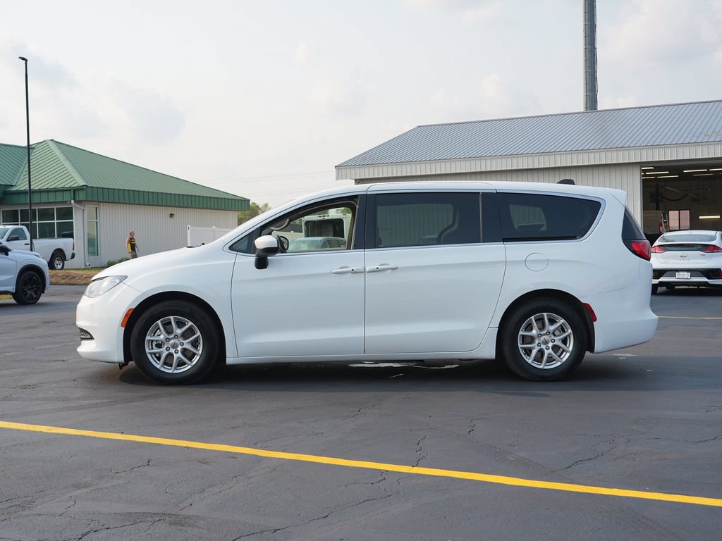 Used 2022 Chrysler Voyager LX FWD image 6