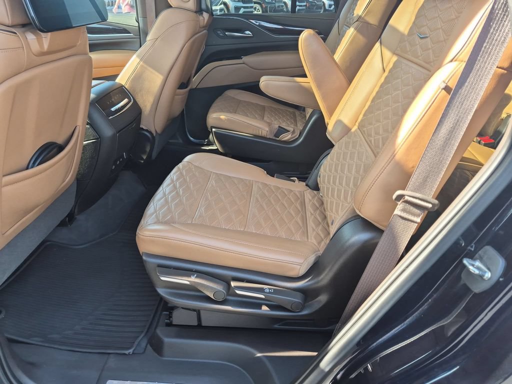 Used 2021 Cadillac Escalade Premium Luxury AWD/4WD image 28