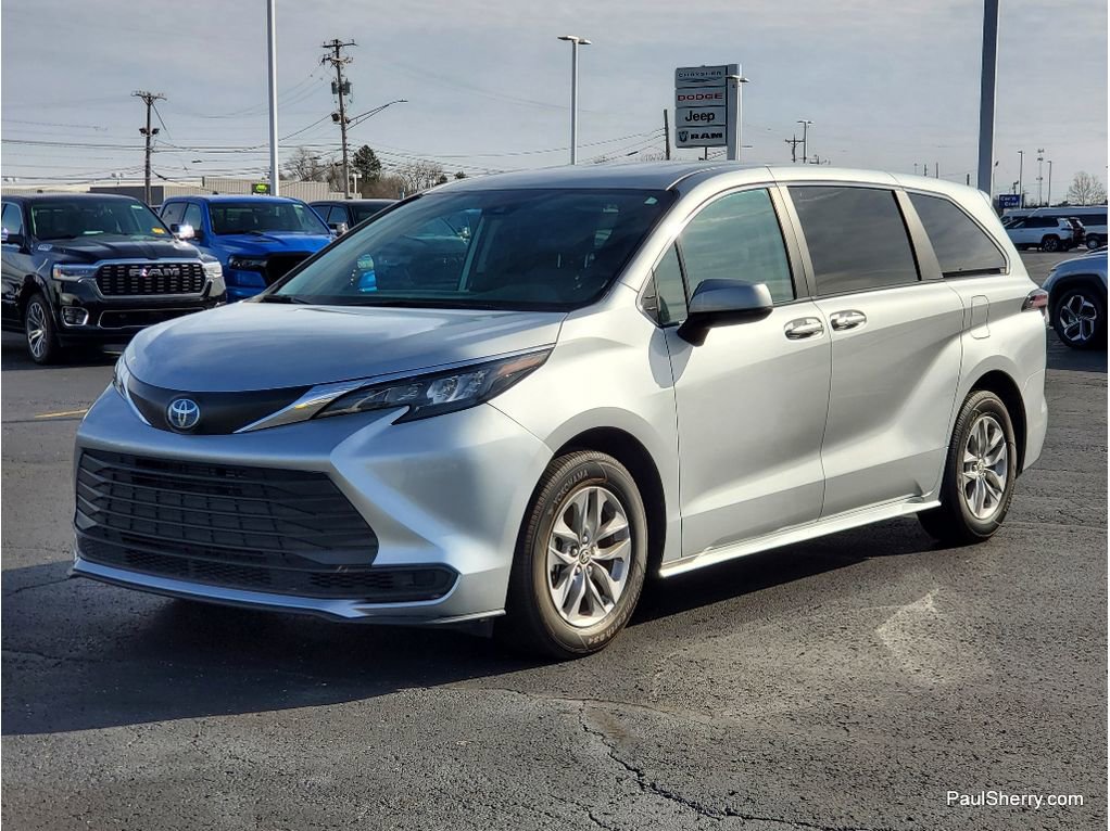 Used 2024 Toyota Sienna LE FWD image 18