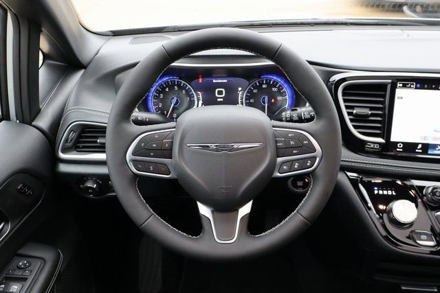 New 2026 Chrysler Pacifica Select FWD image 16