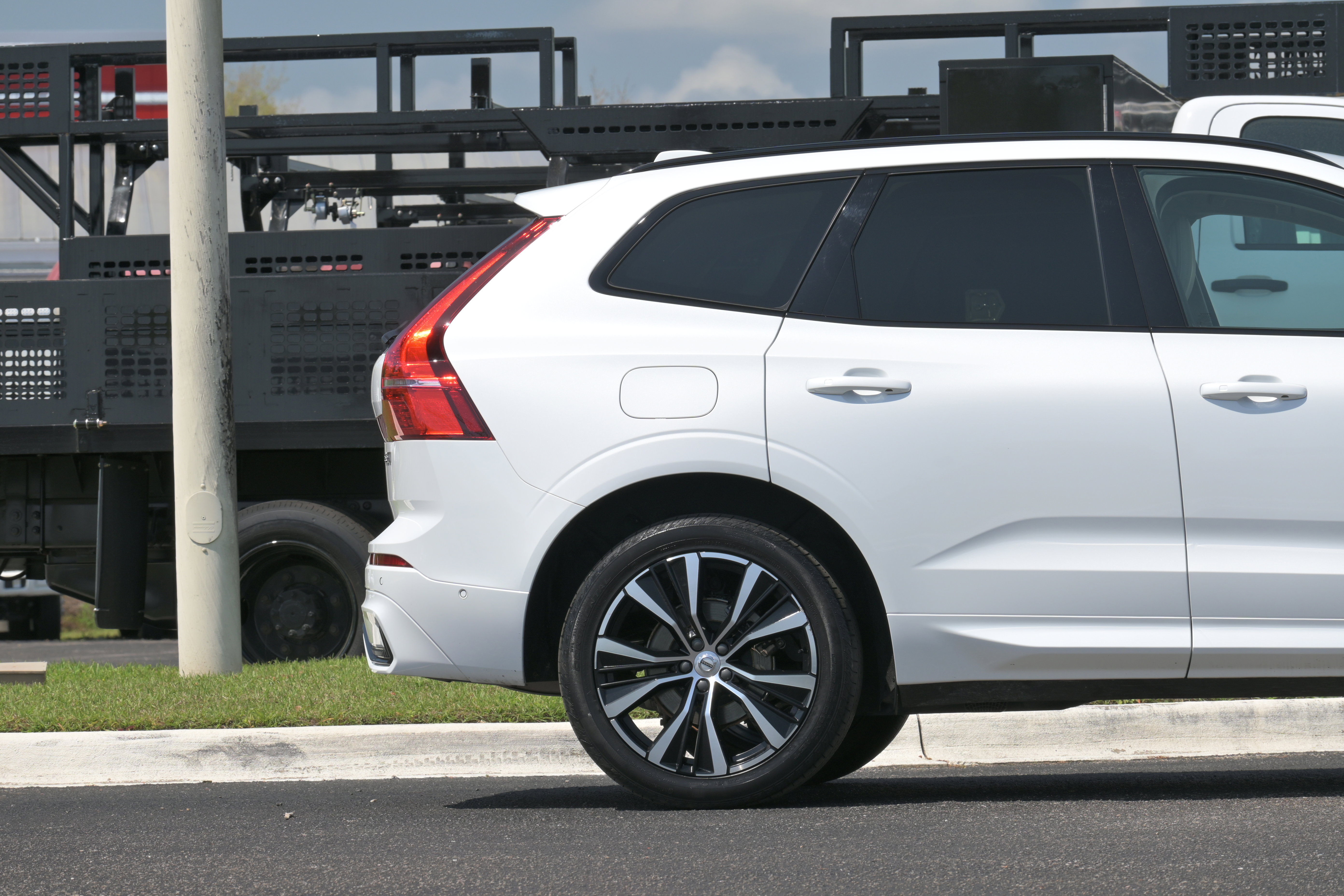 Used 2024 Volvo XC60 B5 Plus w/ Protection Package Premier image 5