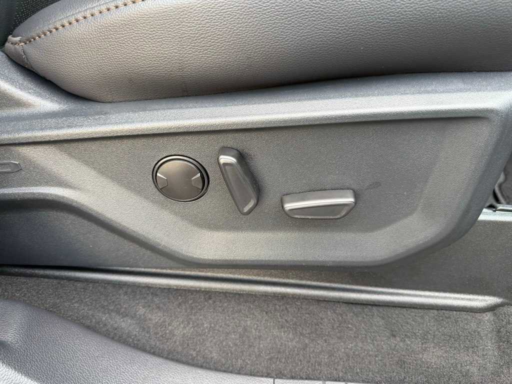 New 2026 Ford F250 Lariat w/ Black Appearance Package image 9