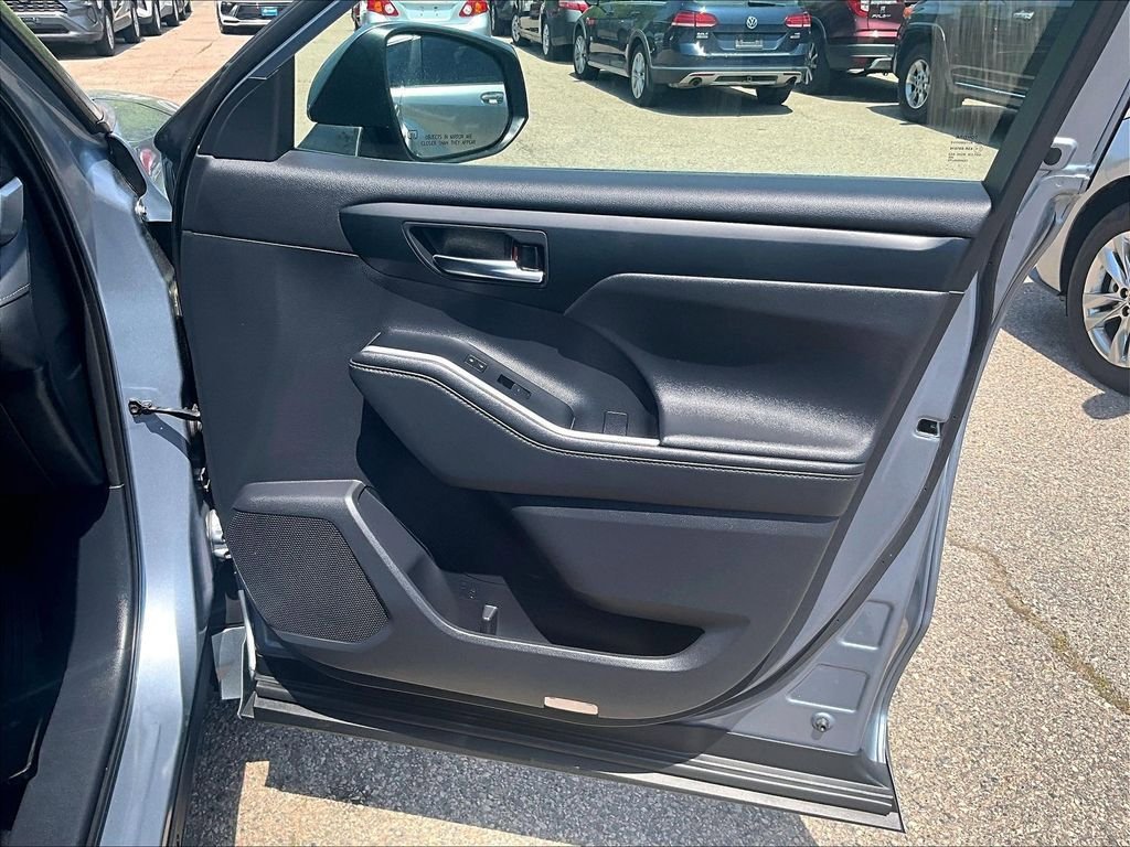 Certified 2021 Toyota Highlander XLE AWD/4WD image 12