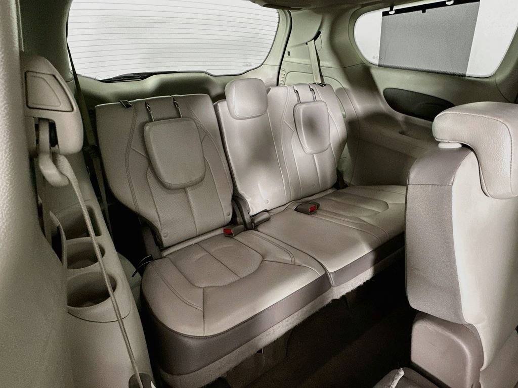 Certified 2018 Chrysler Pacifica Touring-L FWD image 35