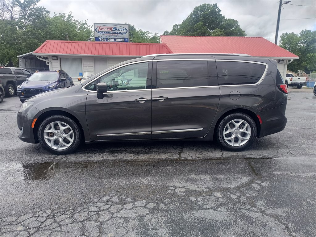 Used 2018 Chrysler Pacifica Touring-L Plus FWD image 2