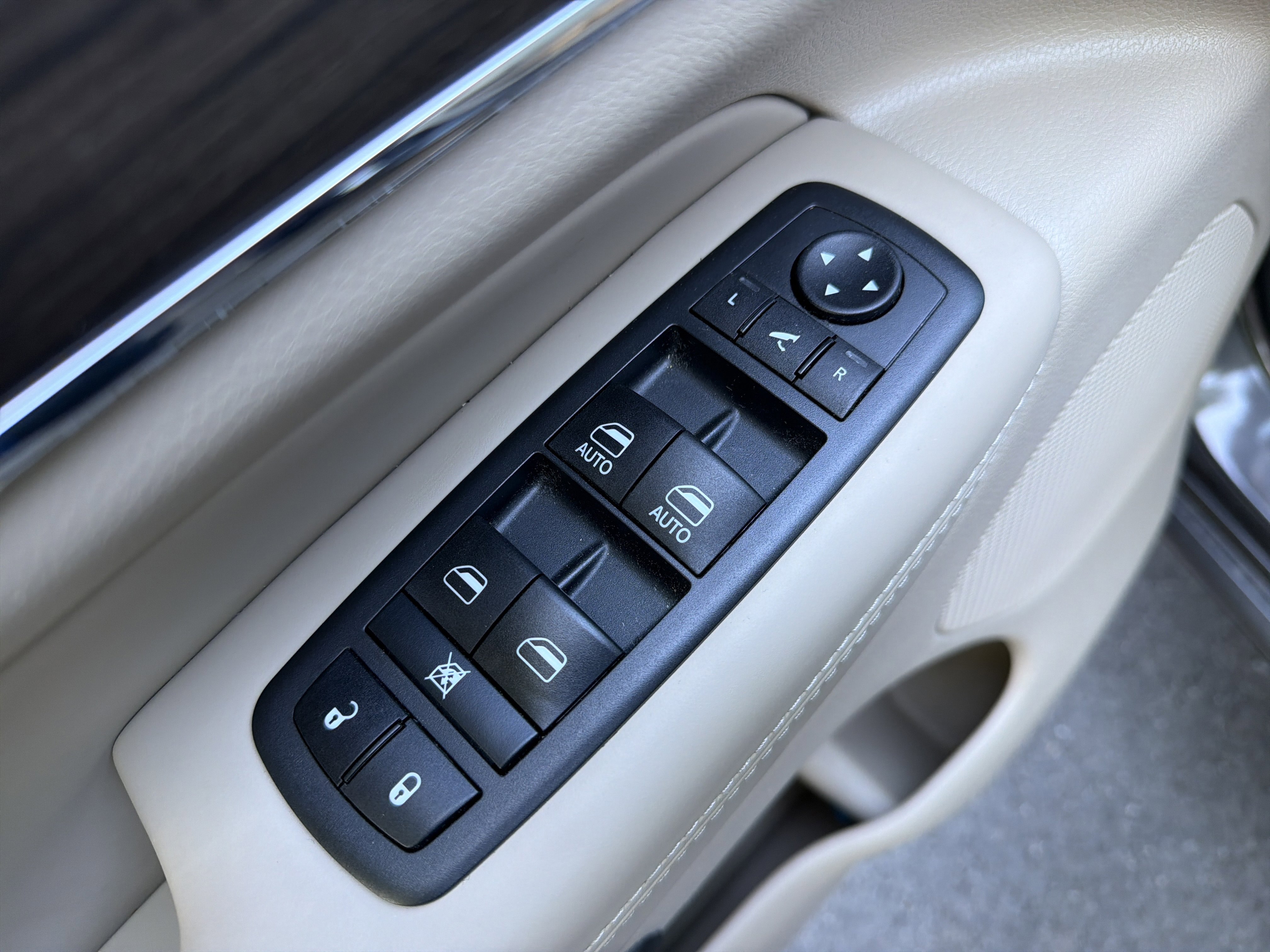 Used 2019 Jeep Grand Cherokee Overland AWD/4WD image 14