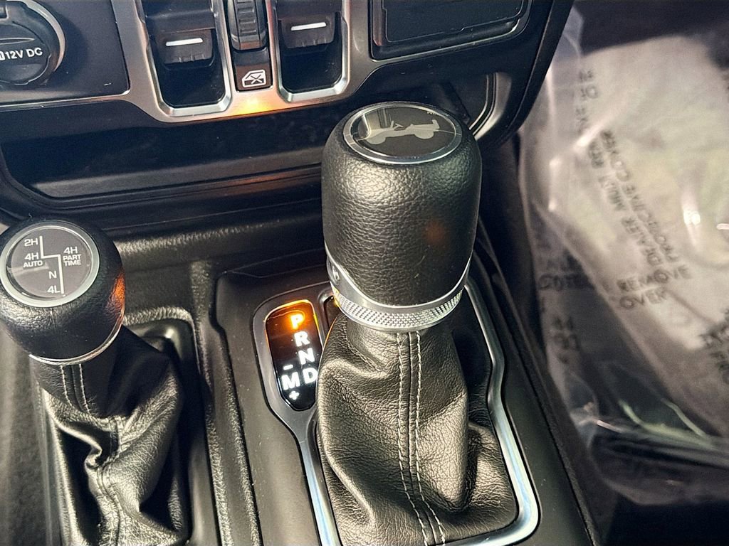 Used 2025 Jeep Wrangler Unlimited Sahara AWD/4WD image 15