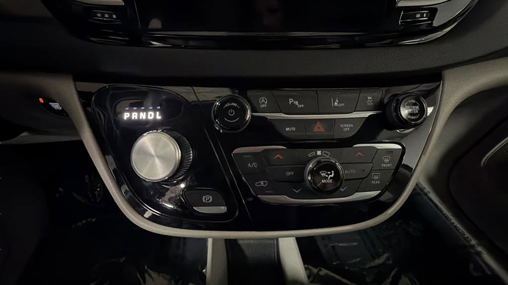 Used 2023 Chrysler Pacifica Touring-L image 20