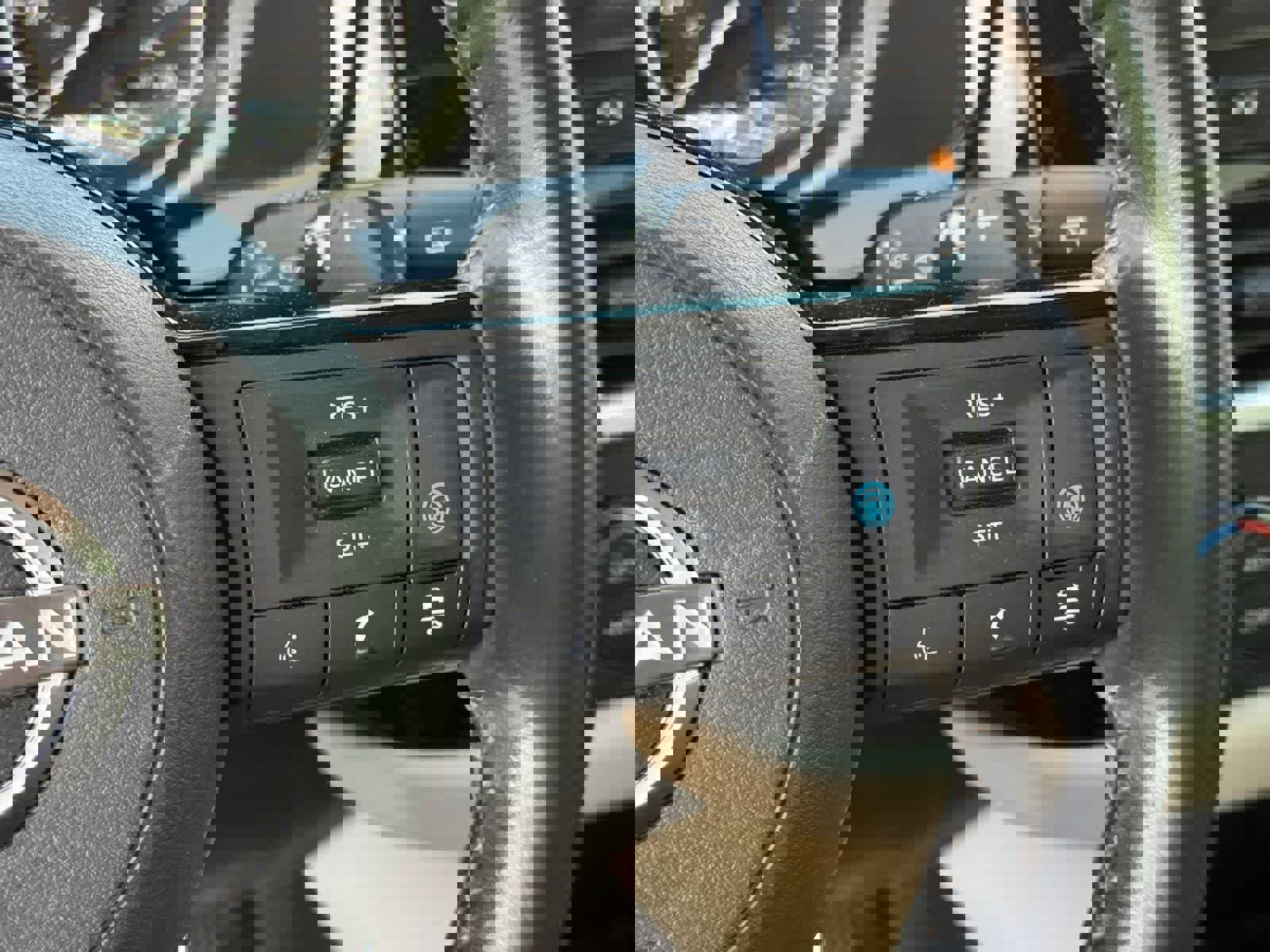 Used 2022 Nissan Pathfinder SL FWD image 24