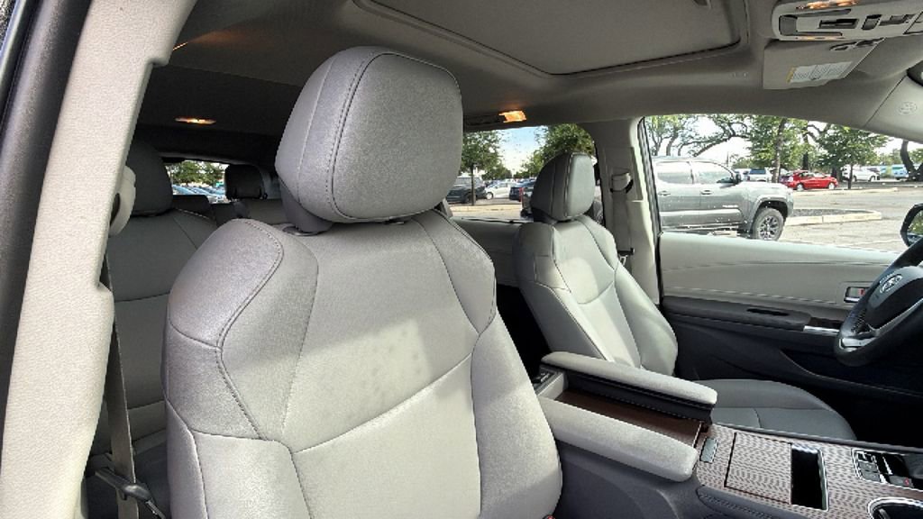 Certified 2024 Toyota Sienna XLE FWD image 39