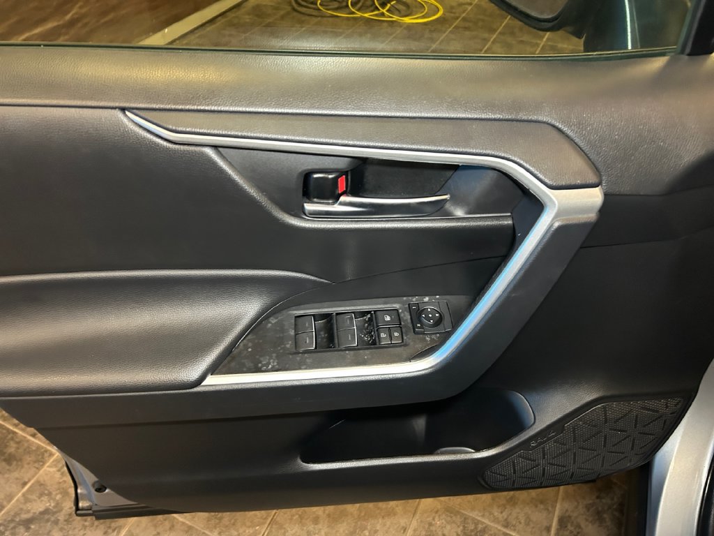 Used 2025 Toyota RAV4 XLE AWD/4WD image 23