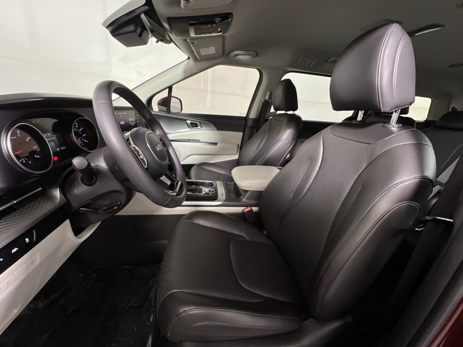 Used 2024 Kia Carnival LX FWD image 13