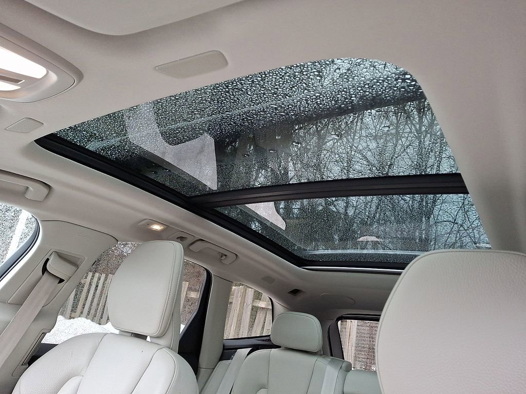 Used 2023 Volvo XC60 T8 Plus image 11