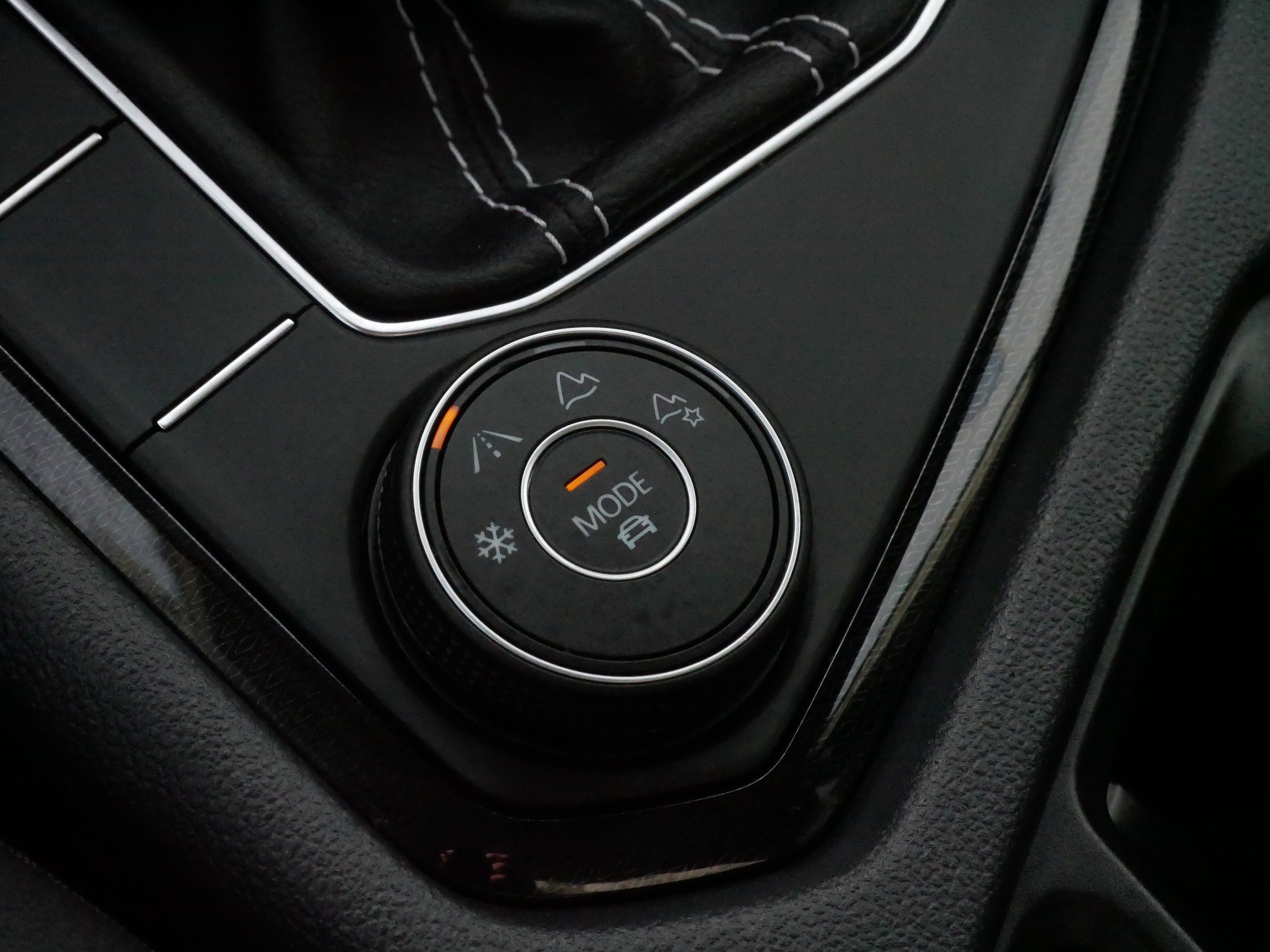 Certified 2025 Volkswagen Taos SE image 28