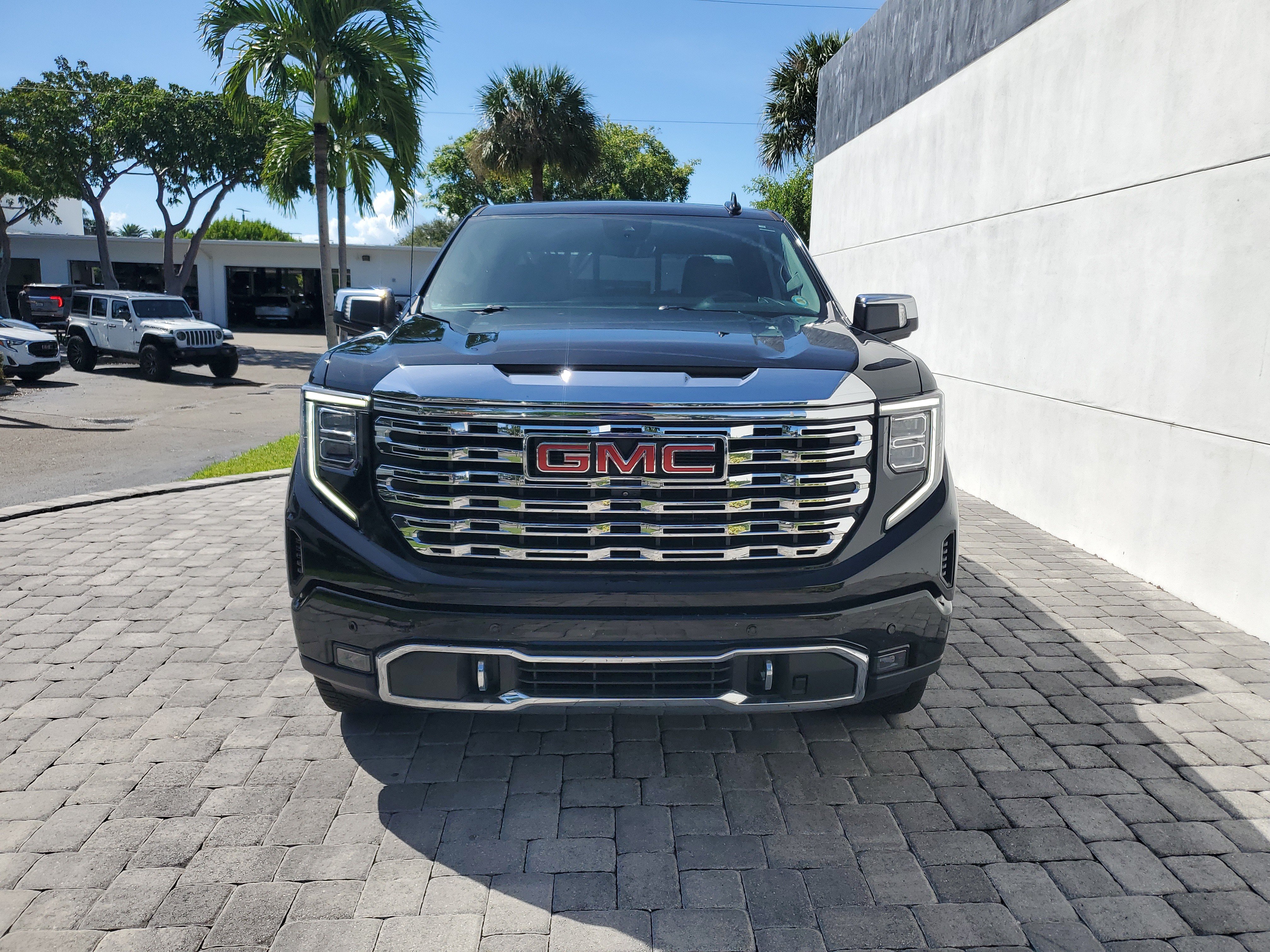 Used 2023 GMC Sierra 1500 Denali w/ Denali Reserve Package AWD/4WD image 2