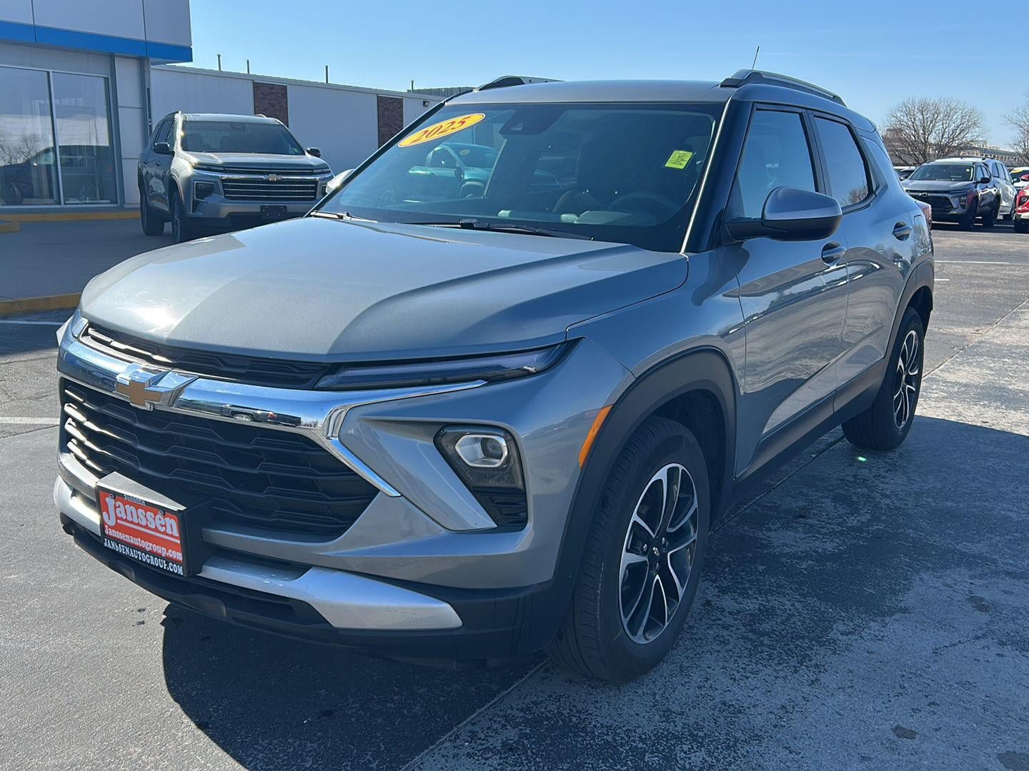 Used 2025 Chevrolet TrailBlazer LT FWD image 2