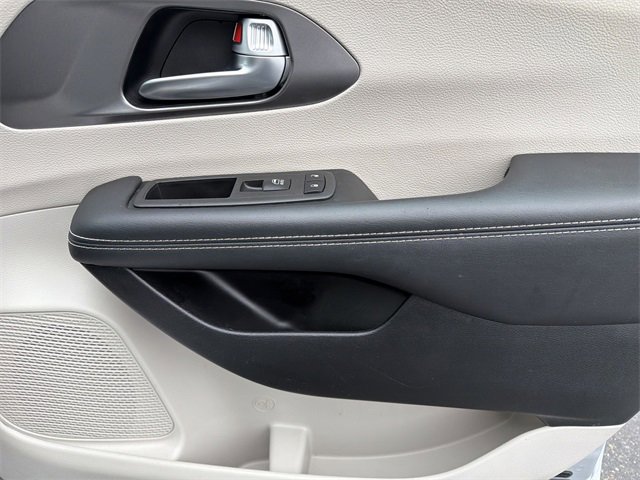 Used 2024 Chrysler Pacifica Touring-L image 36