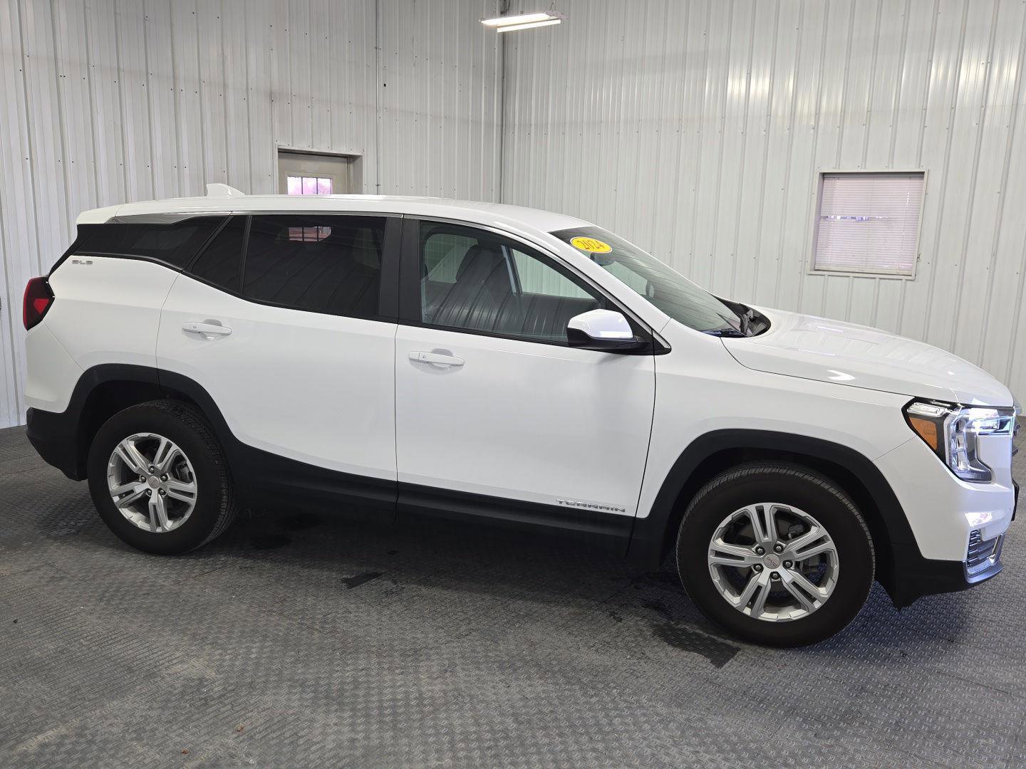Used 2024 GMC Terrain SLE image 10