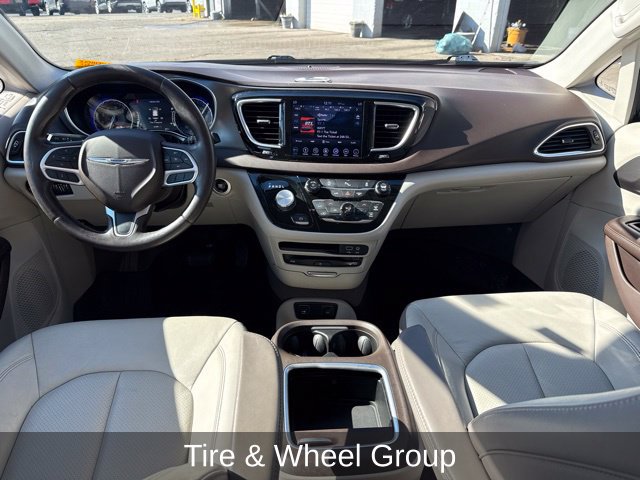 Used 2018 Chrysler Pacifica Touring-L Plus w/ Tire & Wheel Group FWD image 8