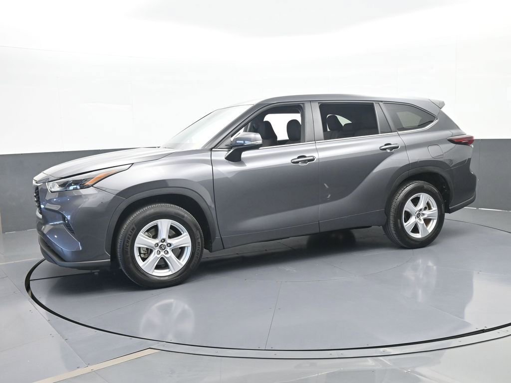 Used 2024 Toyota Highlander LE FWD video 2