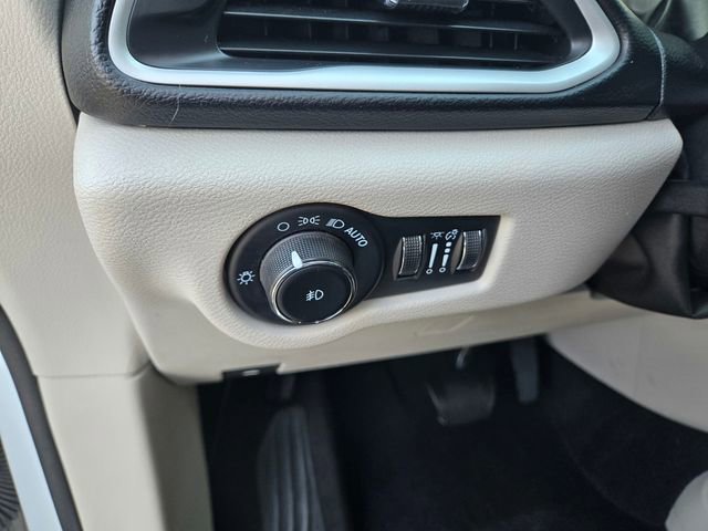 Used 2023 Chrysler Pacifica Touring-L FWD image 14