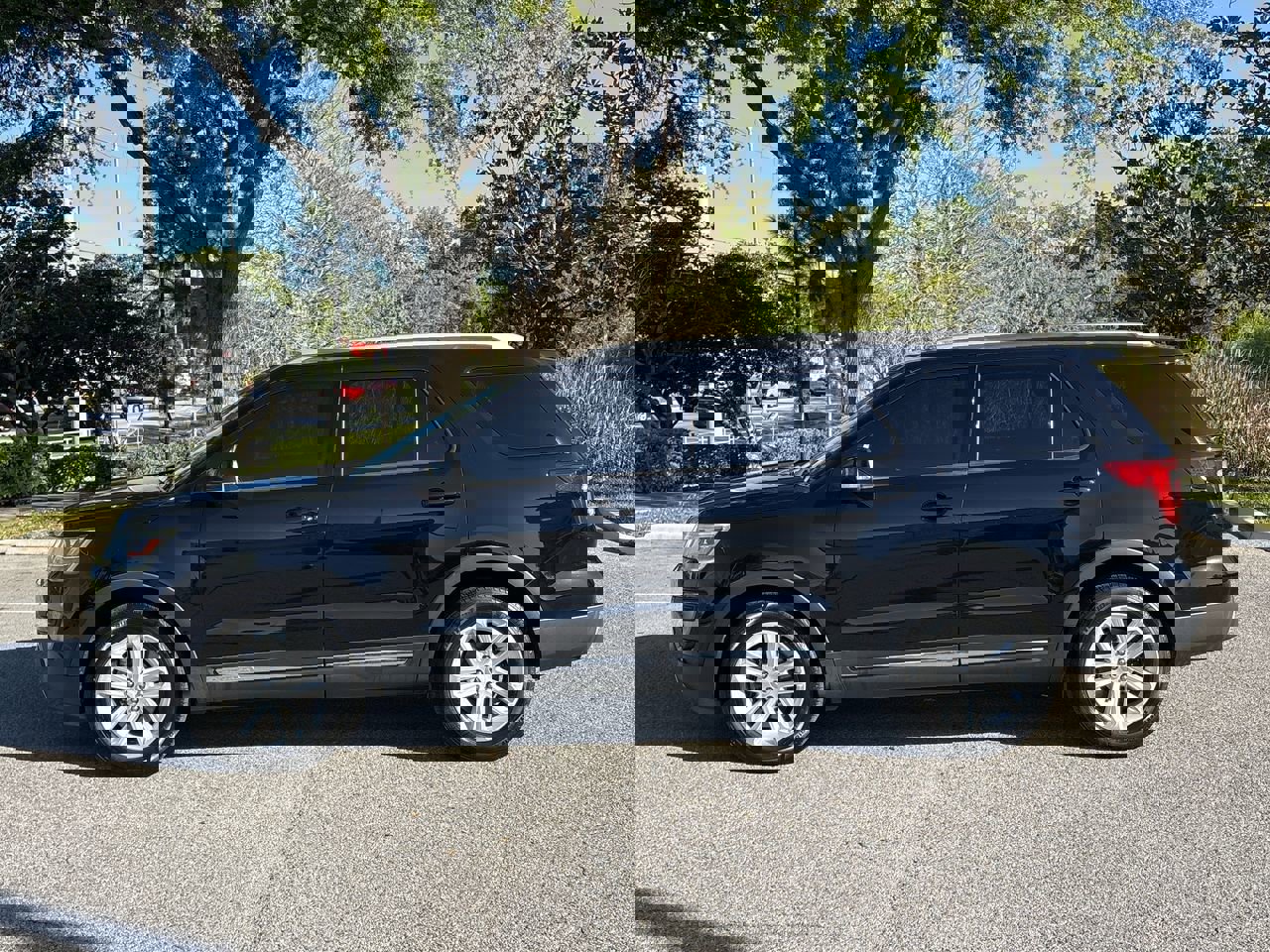 Used 2017 Ford Explorer XLT w/ Equipment Group 201A image 4