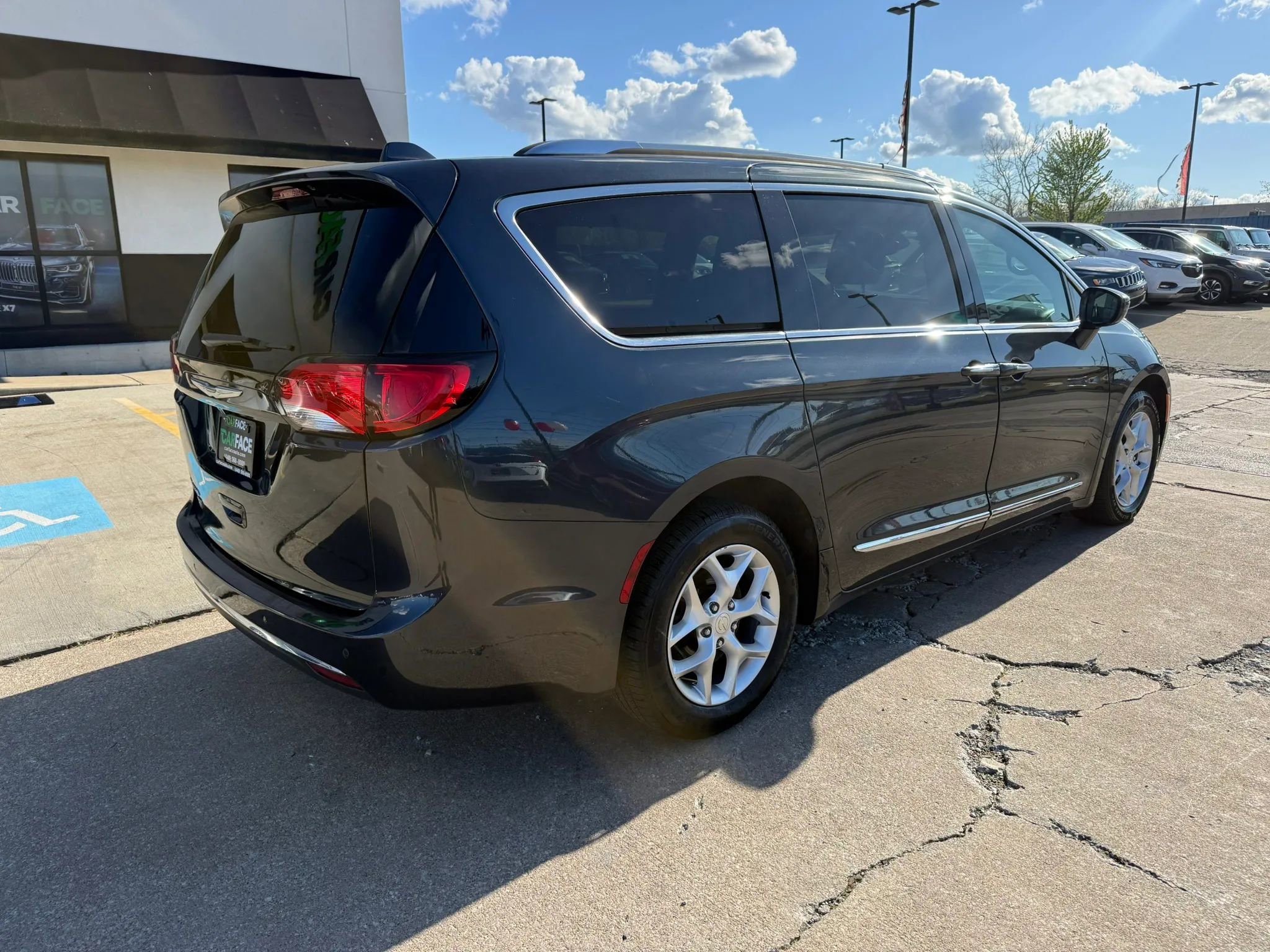 Used 2020 Chrysler Pacifica Touring-L FWD image 17
